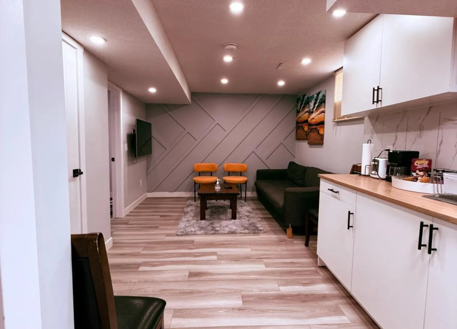 Spacious 2 Bedroom 3 Beds Lower Unit With Separate Entrance And Parking Space Near Downtown, Calgary Zoo, Costco And Many More 加拿大