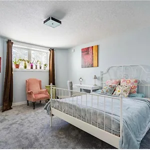 Banff Garden Suite&2mins Bus Station Close Lrt& Free Parking Guest house
