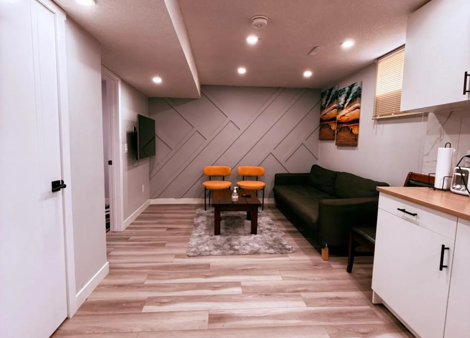 Gasthuis Spacious 2 Bedroom 3 Beds Lower Unit With Separate Entrance And Parking Space Near Downtown, Calgary Zoo, Costco And Many More