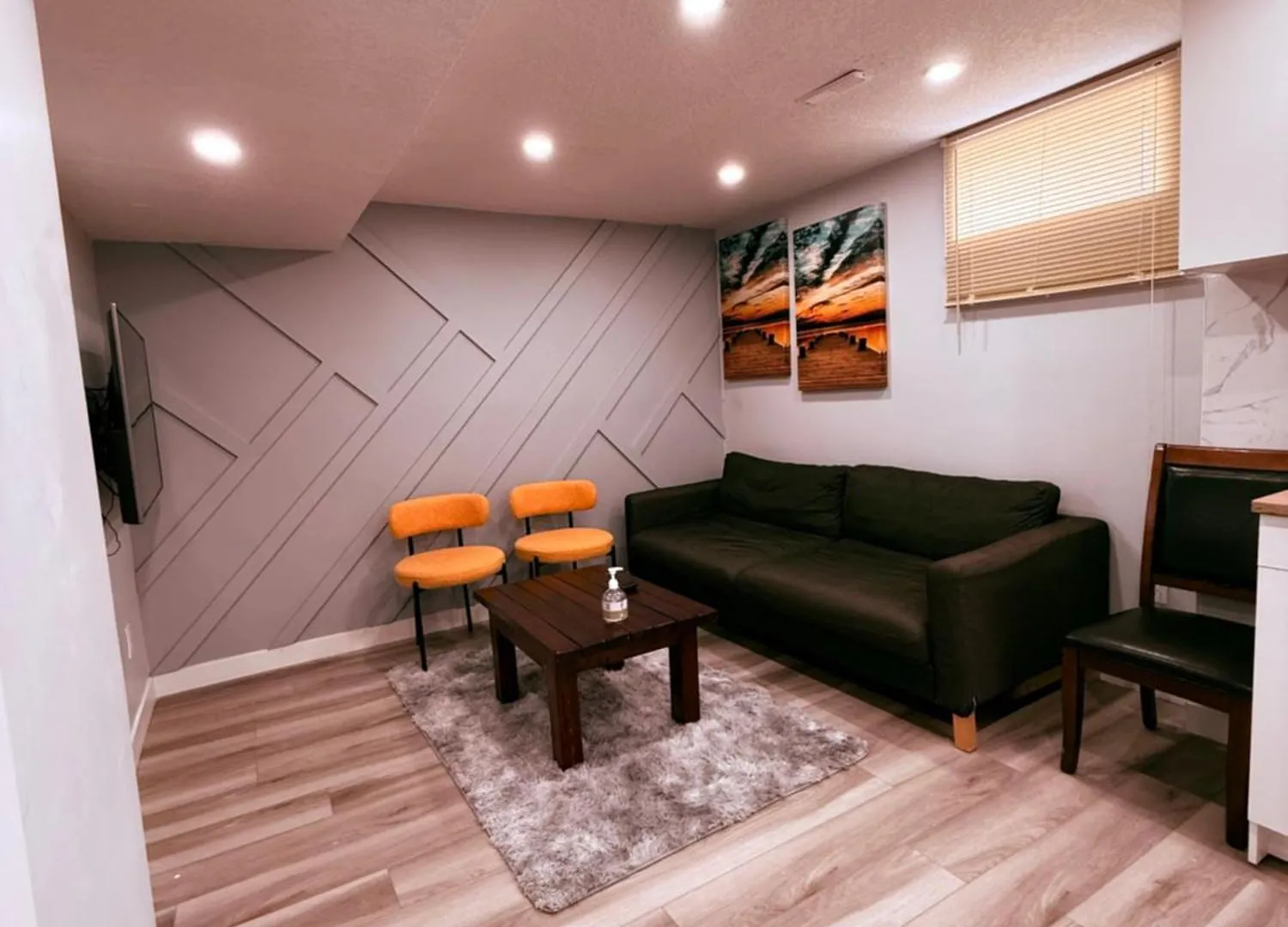 Gasthuis Spacious 2 Bedroom 3 Beds Lower Unit With Separate Entrance And Parking Space Near Downtown, Calgary Zoo, Costco And Many More Canada