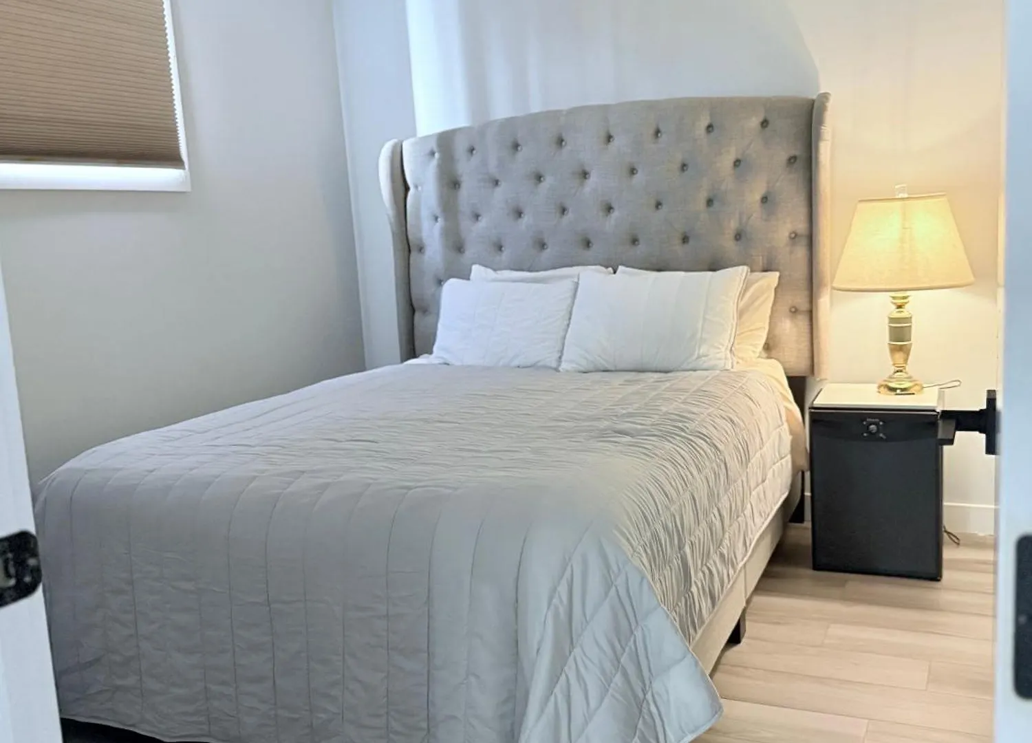 Spacious 2 Bedroom 3 Beds Lower Unit With Separate Entrance And Parking Space Near Downtown, Calgary Zoo, Costco And Many More Gasthuis