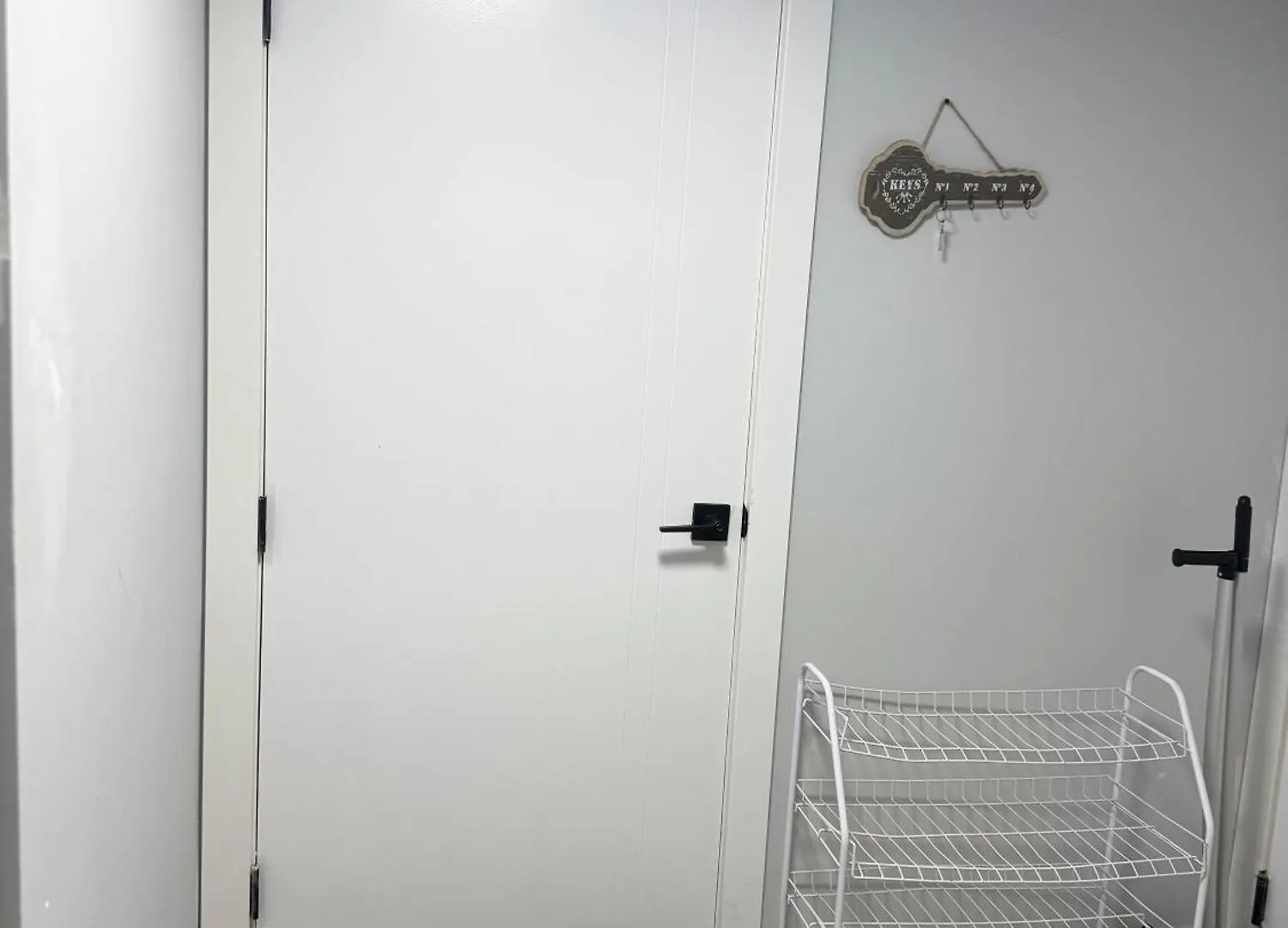 Gasthuis Spacious 2 Bedroom 3 Beds Lower Unit With Separate Entrance And Parking Space Near Downtown, Calgary Zoo, Costco And Many More Canada